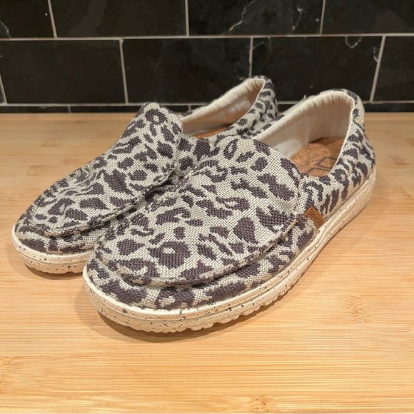 Hey Dude Women's Misty Woven Cheetah Grey Size 5 Loafers Slip Ons Comfort - Picture 1 of 11